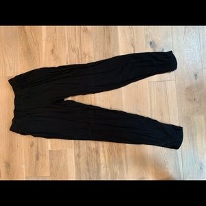 Loose black pant with singed waist